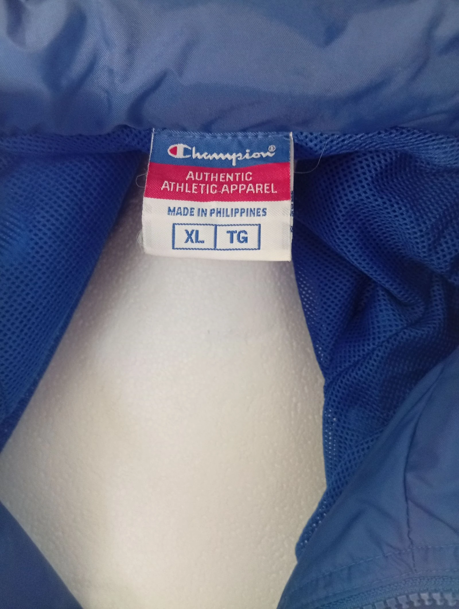 Chaqueta cortavientos con capucha, bolsillo interior y cordón de ajuste – photo 5